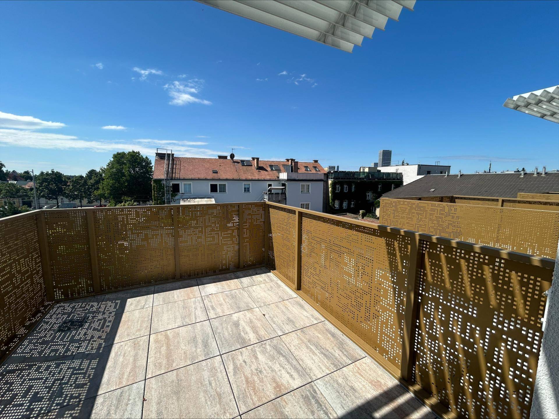Attraktive Dachterrasse mit Fliesenboden und dekorativen Metallgeländern, ideal zum Entspannen.
