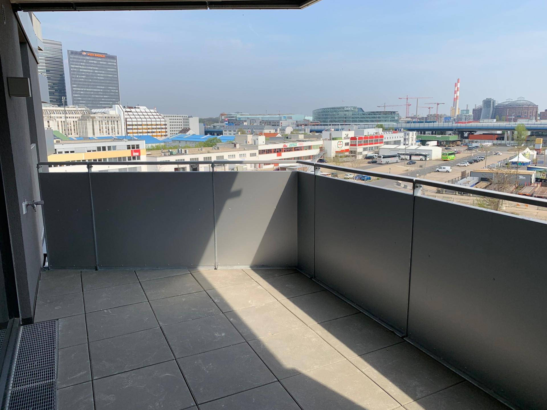 Geräumiger Balkon mit Fliesenboden und weitem Blick über die Stadtlandschaft.