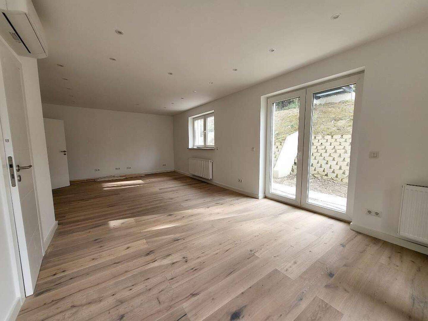 Großzügiges 5 Zimmer Haus mit Swimming Pool, Dachterrasse und Fernblick - Ansicht 4