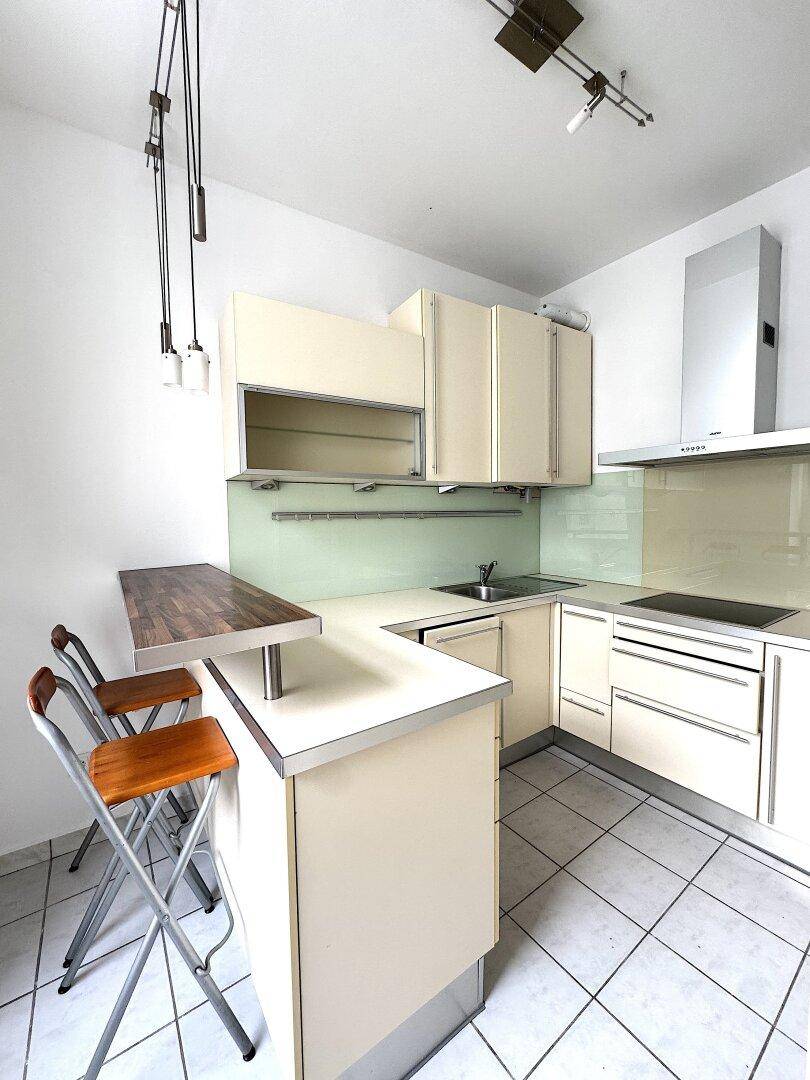 Kompakte Küche mit Frühstücksbar, integrierten Geräten und praktischem Design.
