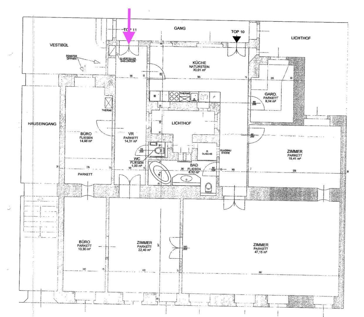 Grundriss der Wohnung Top 11 mit mehreren Zimmern, Bad, WC und offener Küche.