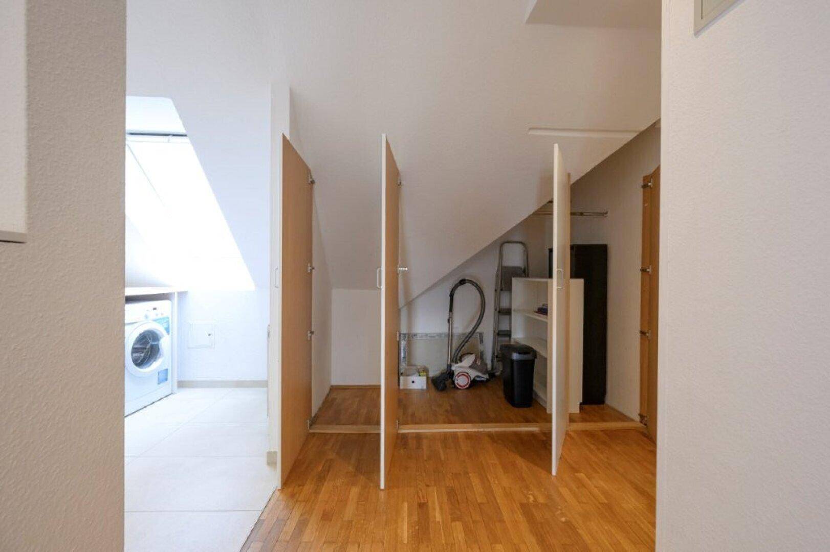Praktischer Stauraum unter der Dachschräge mit integrierten Schränken.