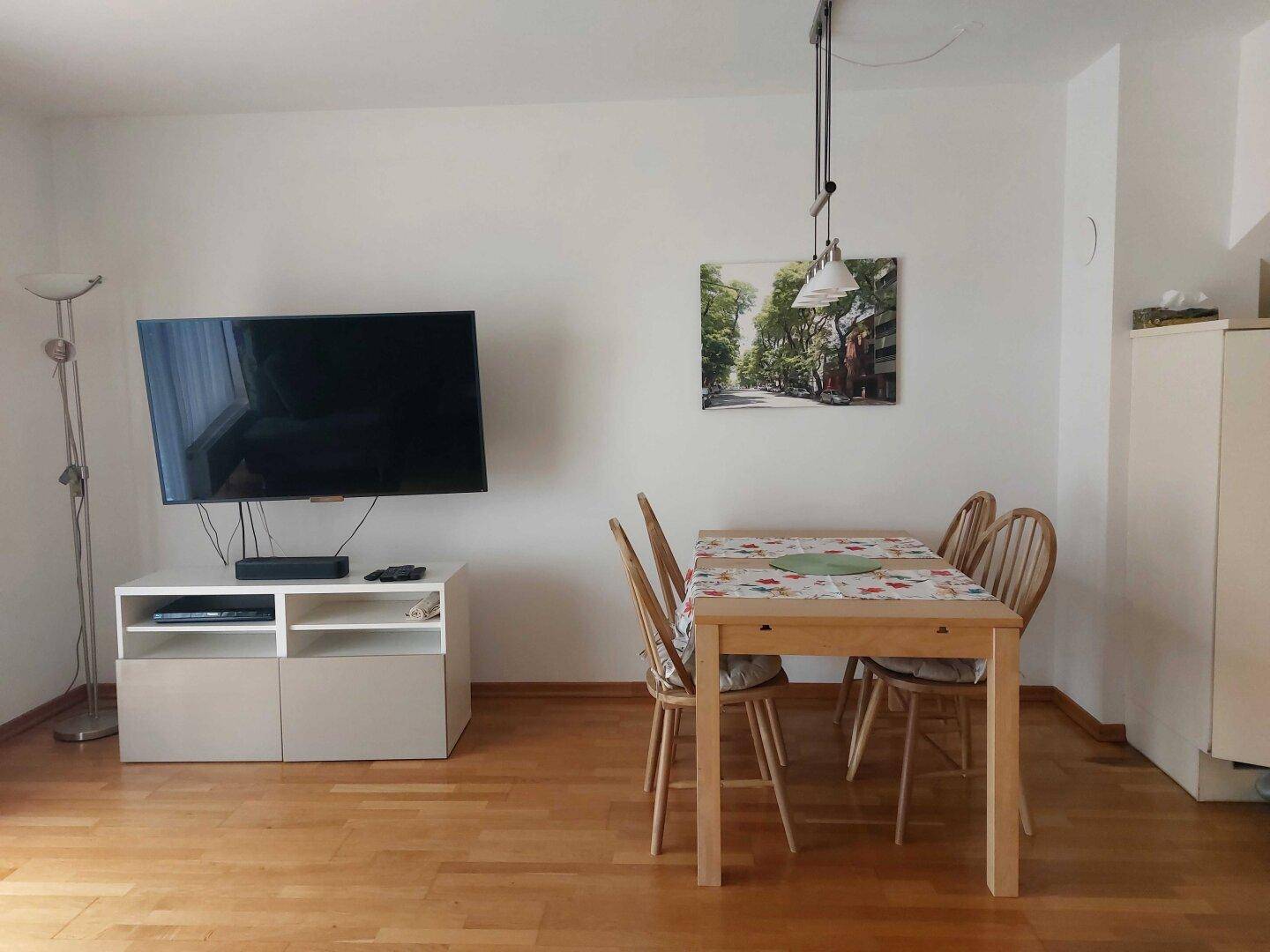 Essbereich mit hellem Holztisch und passenden Stühlen, ideal für gemeinsame Mahlzeiten.