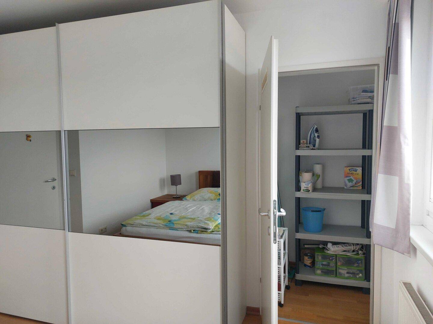 Praktischer Abstellraum mit Regalen für zusätzlichen Stauraum, direkt neben dem Schlafzimmer.