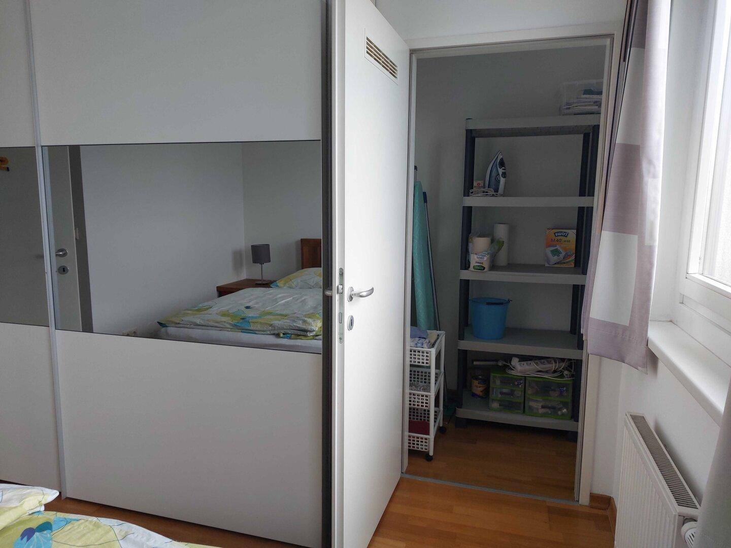 Praktischer Abstellraum mit Regalen für zusätzlichen Stauraum, direkt neben dem Schlafzimmer.