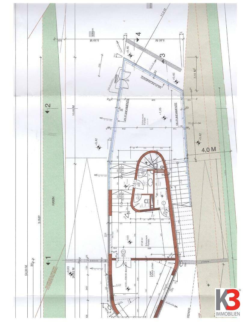 Detaillierter Grundrissplan mit Abmessungen und der Anordnung verschiedener Räume und Außenbereiche.