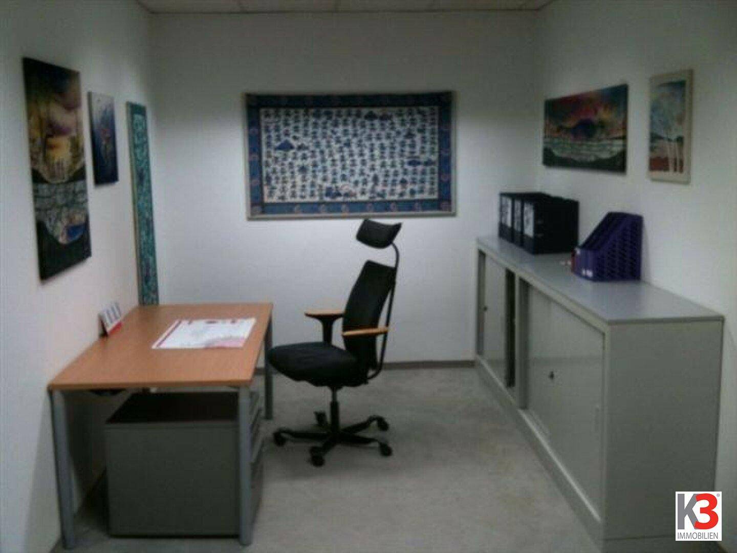 Büro möbliert