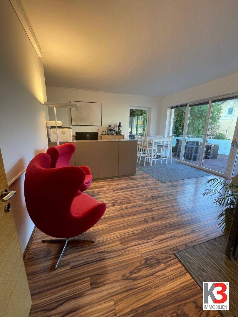 Heller, offener Wohnbereich mit Essgelegenheit und direktem Zugang zur sonnigen Terrasse.