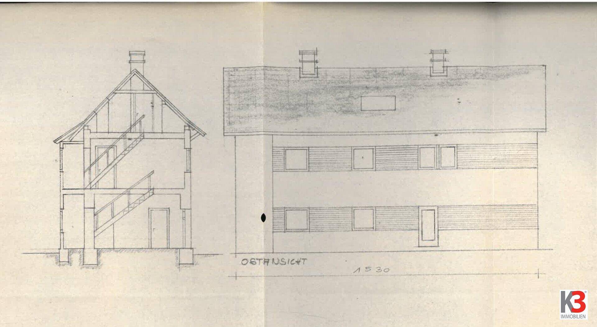 Architektonische Zeichnung der Ostansicht und eines Gebäudeschnitts mit Treppenhaus.