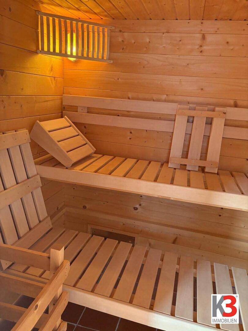 Private Sauna mit Holzbänken und -verkleidung, perfekt zur Entspannung und Erholung.