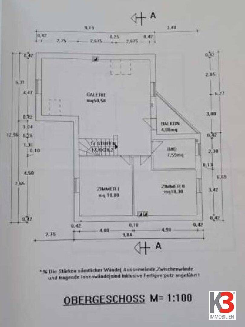 Grundriss des Obergeschosses mit Galerie, zwei Zimmern, Badezimmer und einem Balkon.