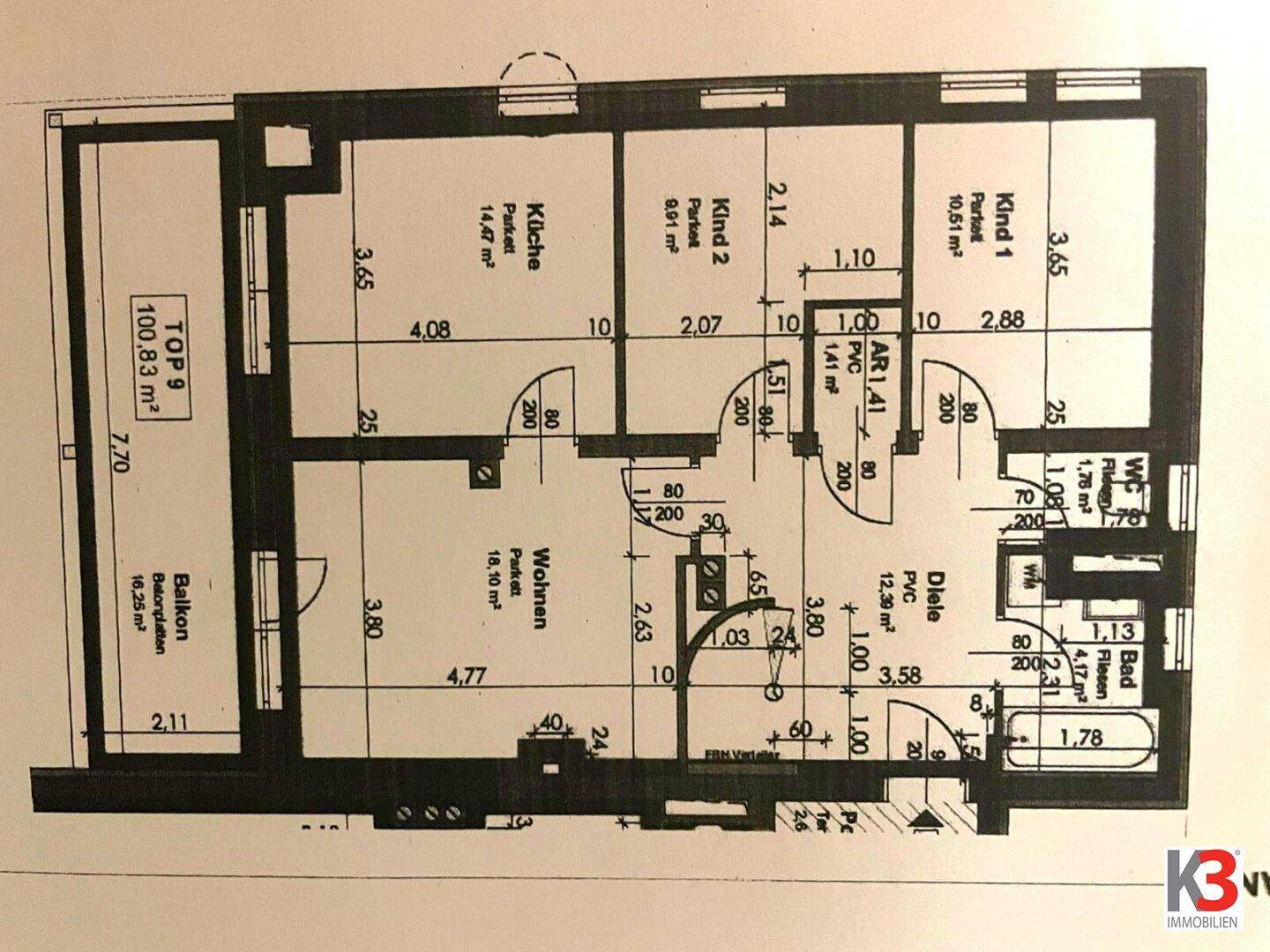 Grundriss der unteren Etage mit Balkon, Küche, Wohnzimmer und zwei Kinderzimmern.