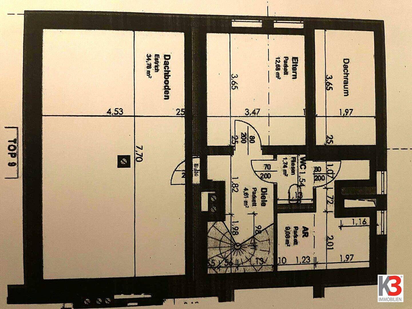 Grundriss der oberen Etage mit Schlafzimmer, Dachboden und separatem WC.