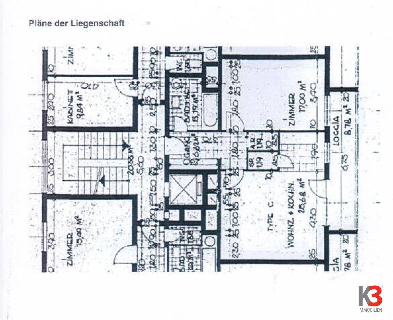 Grundriss der Liegenschaft mit mehreren Zimmern, Bädern und einer Loggia.