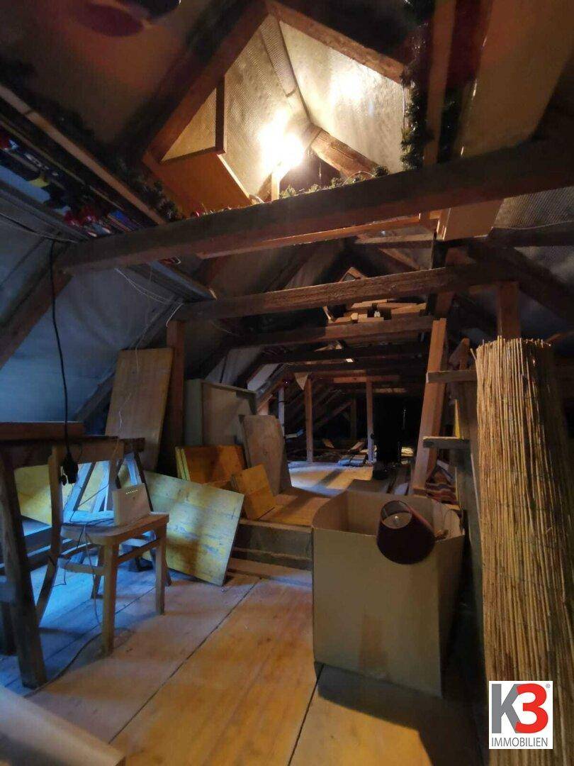 Der Dachboden als Abstellraum mit sichtbaren Holzbalken und Lagerfläche.