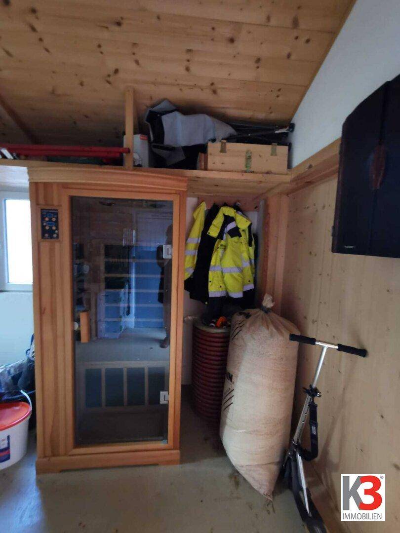 Der Wellnessbereich mit einer modernen Sauna und Holzverkleidung.