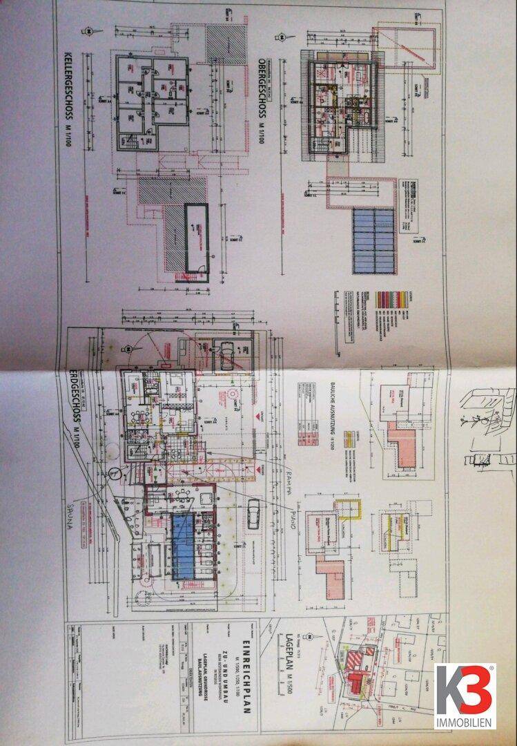 Umfassender Lageplan und Grundrisse für Keller-, Erd- und Obergeschoss.
