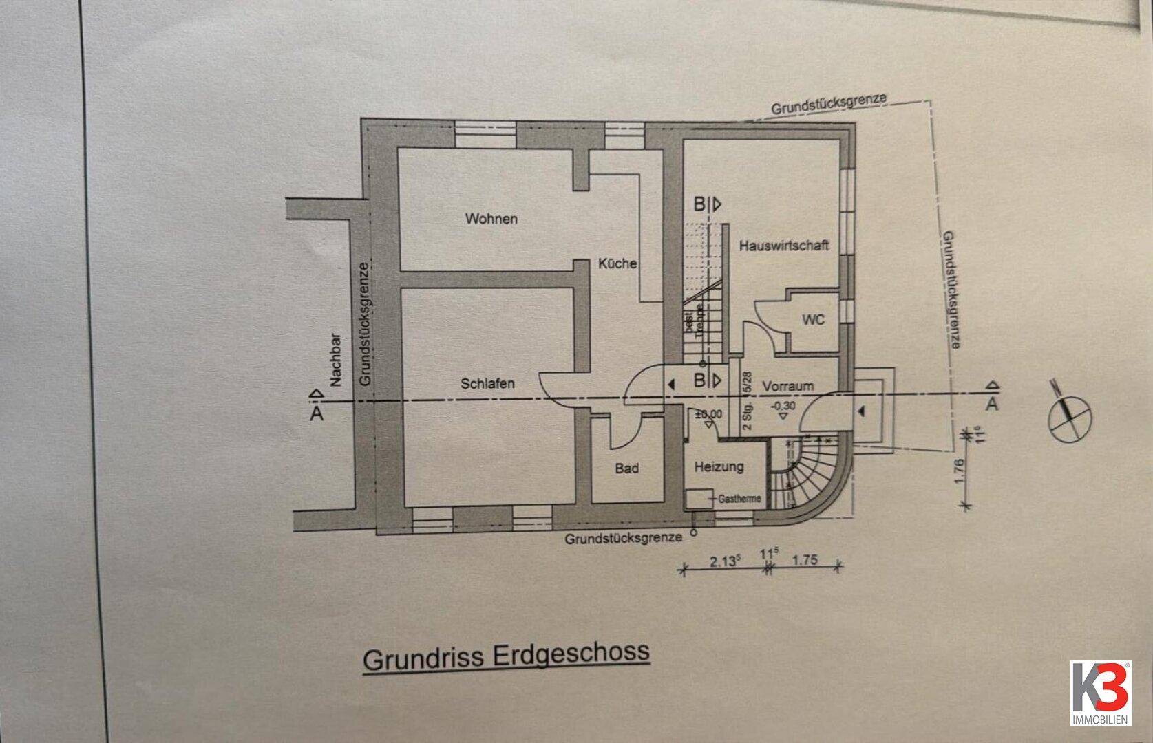 Grundriss des Erdgeschosses mit Wohnzimmer, Küche, Schlafzimmer und Bad.