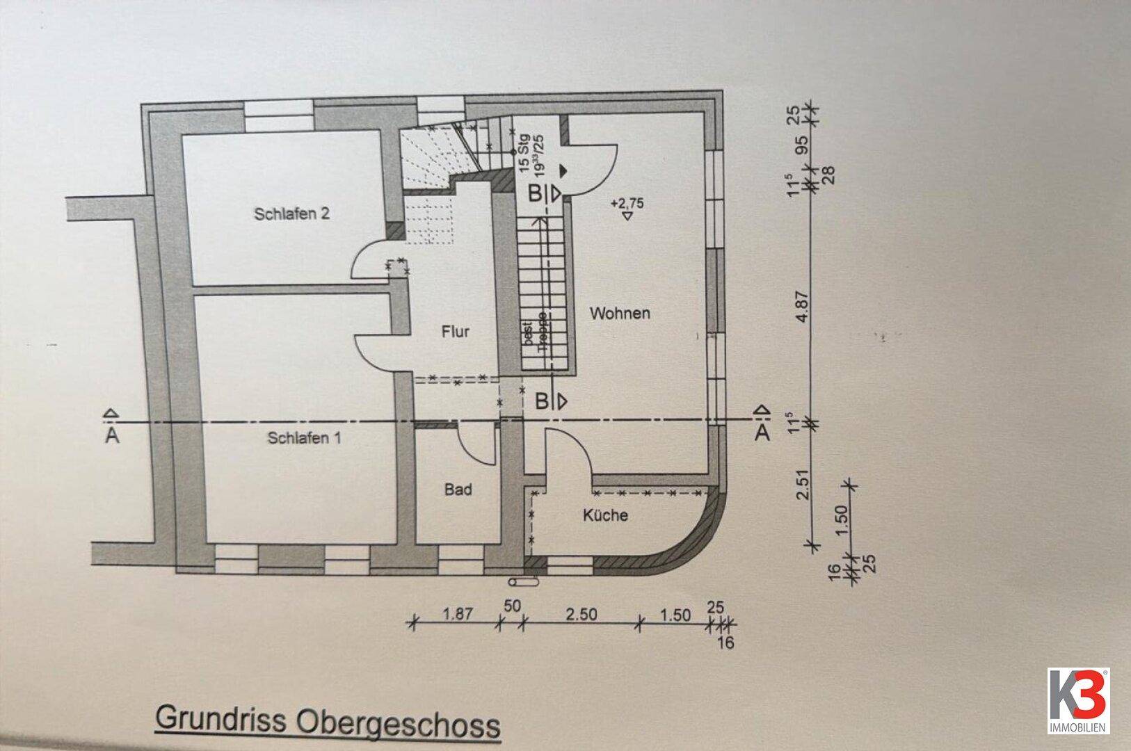 Grundriss des Obergeschosses mit zwei Schlafzimmern, Bad und Küche.