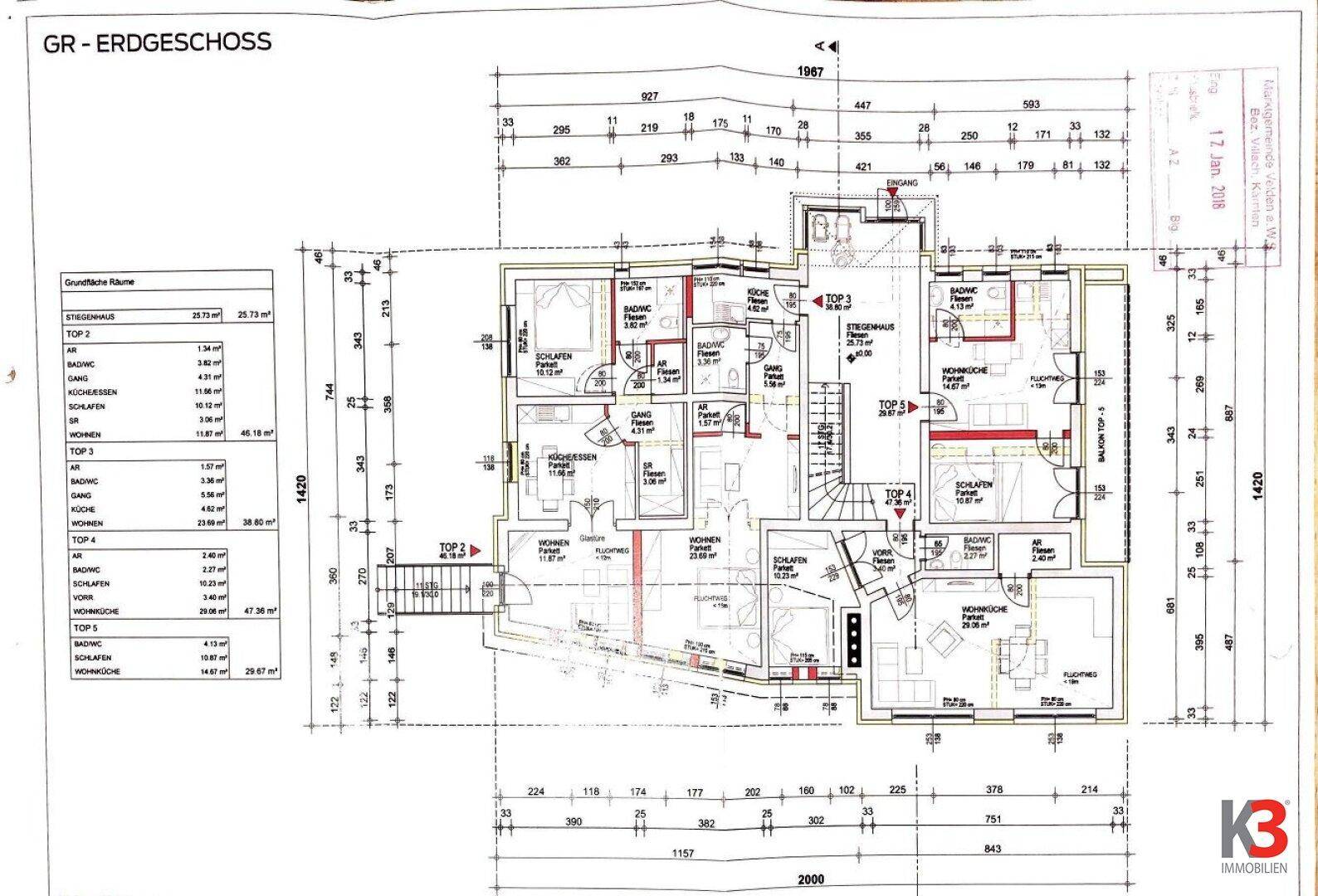 Grundriss des Erdgeschosses mit mehreren Wohneinheiten und Balkonen.