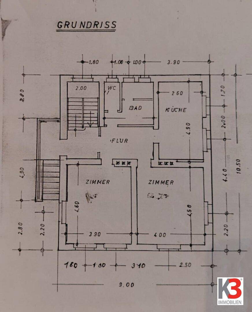 Grundriss des Erdgeschosses mit Zimmern, Küche, Bad und WC, inklusive Treppenhaus.