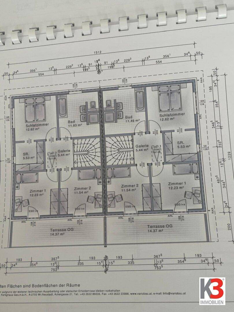 Grundriss des Obergeschosses mit Schlafzimmern, einem Badezimmer mit Wanne und Dusche sowie einer großen Terrasse.