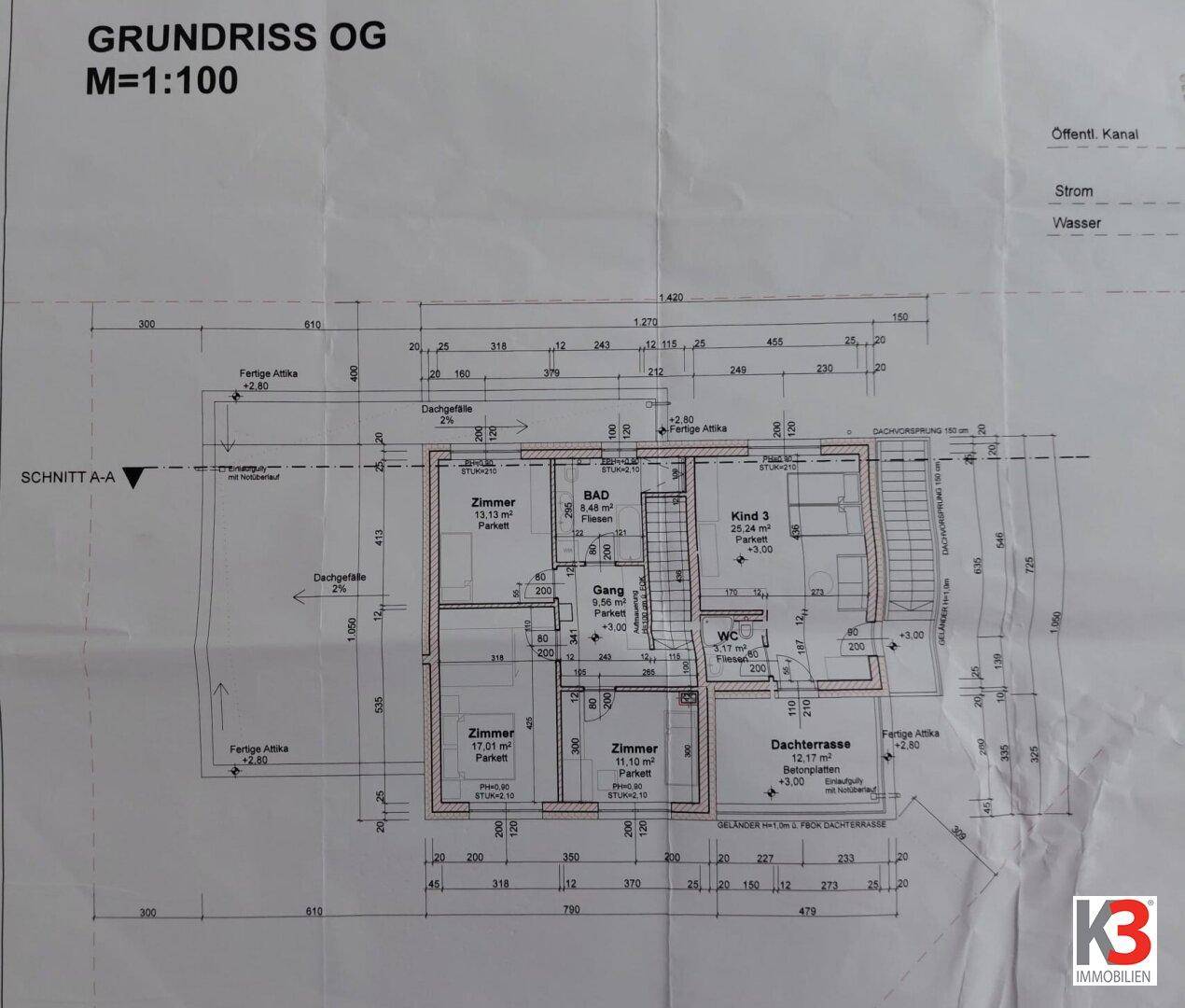 Grundriss des Obergeschosses mit drei Schlafzimmern, Bad und Dachterrasse.