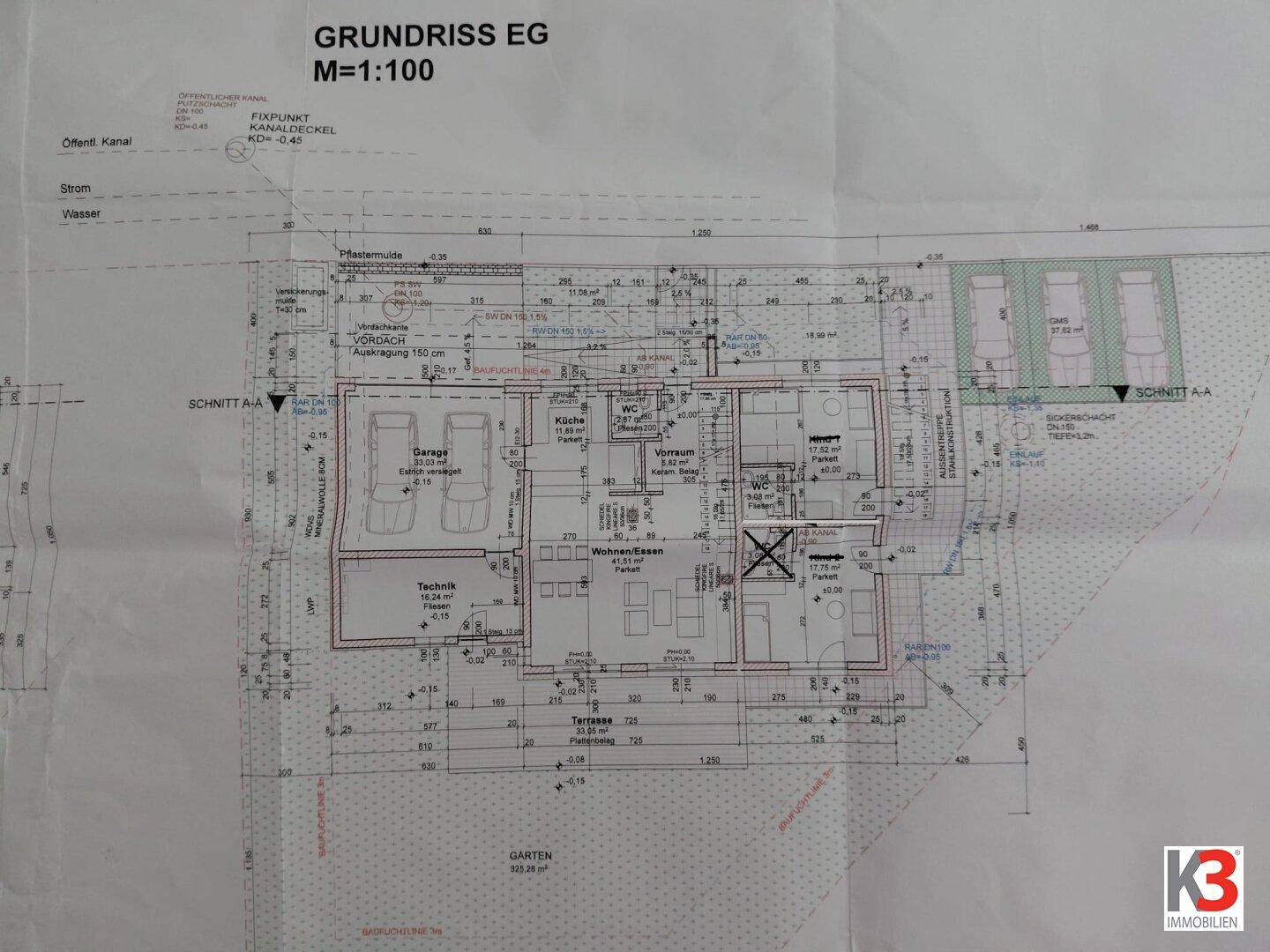 Grundriss des Erdgeschosses mit Garage, Wohn-Essbereich und Terrasse.