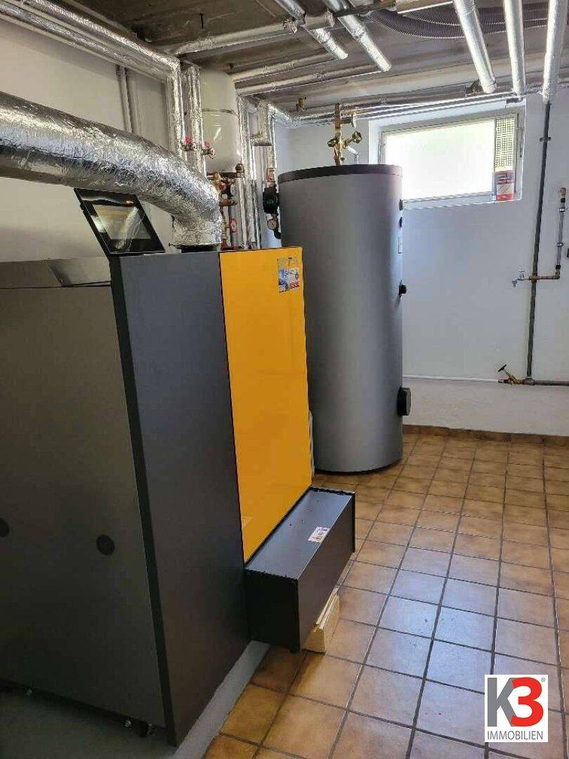 Heizungsraum mit moderner Heizungsanlage und Warmwasserspeicher im Kellergeschoss.