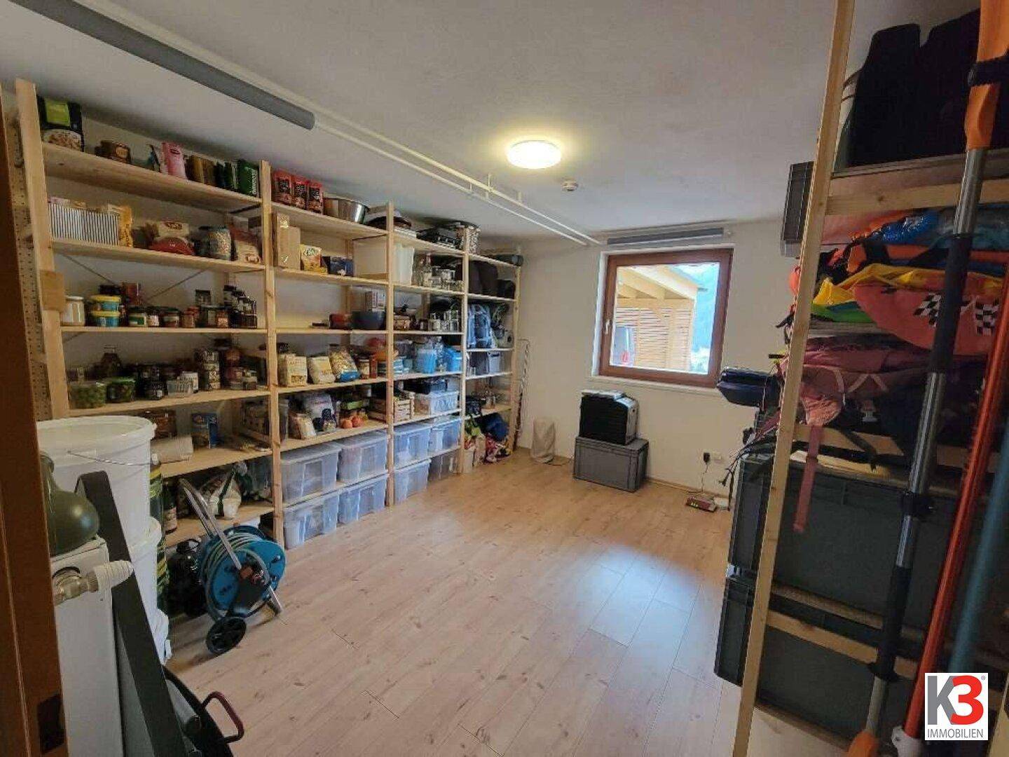 Geräumiger Abstellraum mit Regalen für Vorräte und Haushaltsgegenstände.