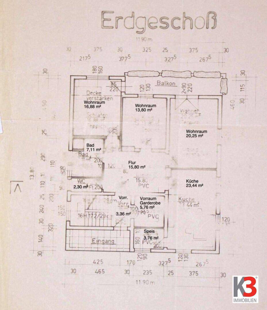 Grundriss des Erdgeschosses mit Wohnräumen, Küche, Bad und Balkon.