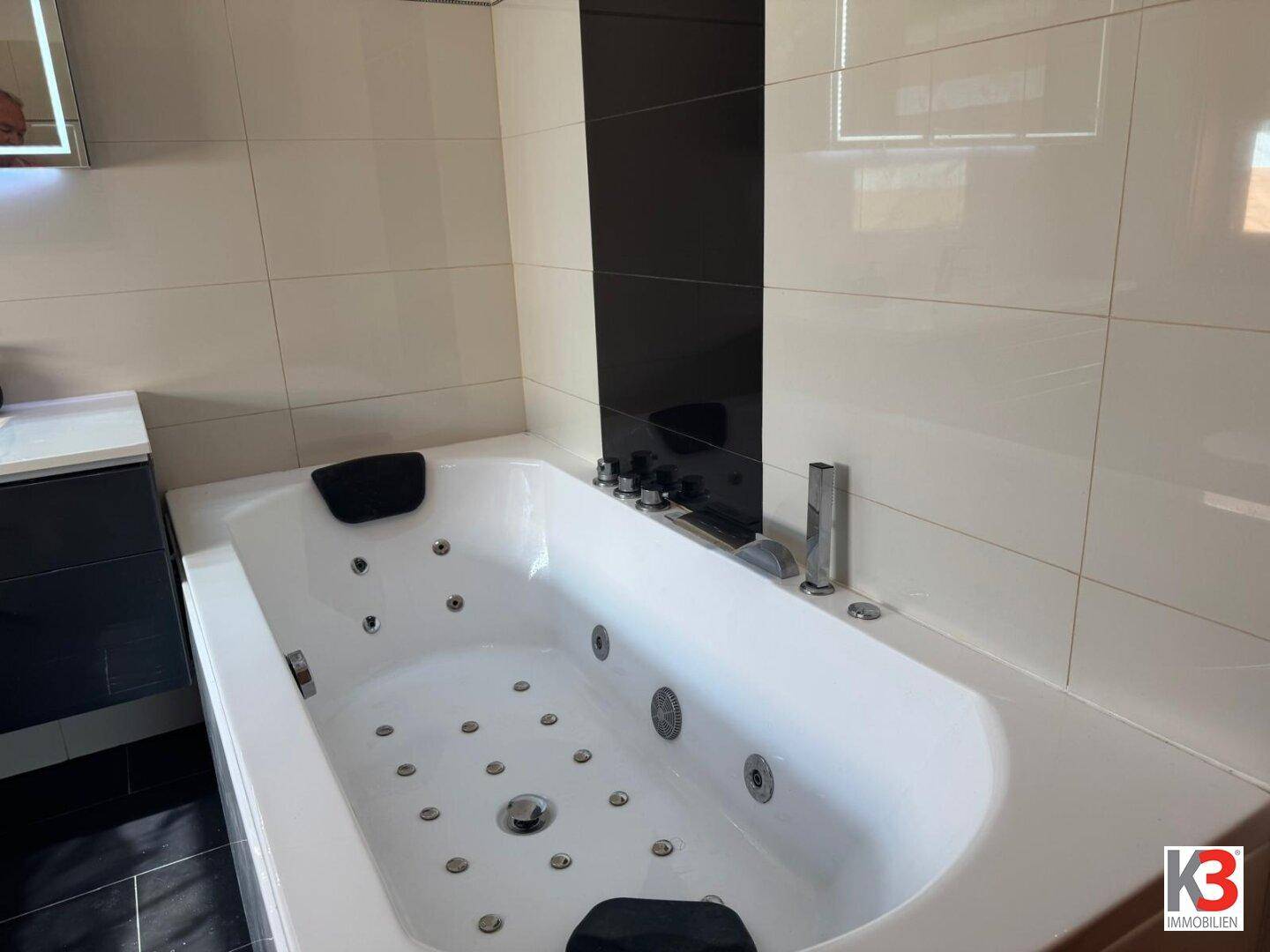Detailaufnahme des modernen Whirlpools im Badezimmer, ideal zur Entspannung.