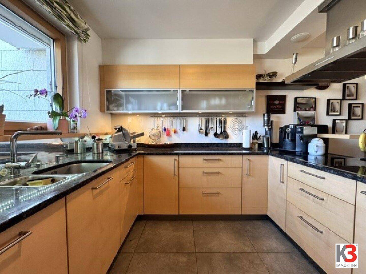 K3 - Exklusiv und großzügig wohnen - nur wenige Minuten vom Wallersee entfernt! Eckreihenhaus mit Wintergarten in herrlicher Ruhelage! - Ansicht 2
