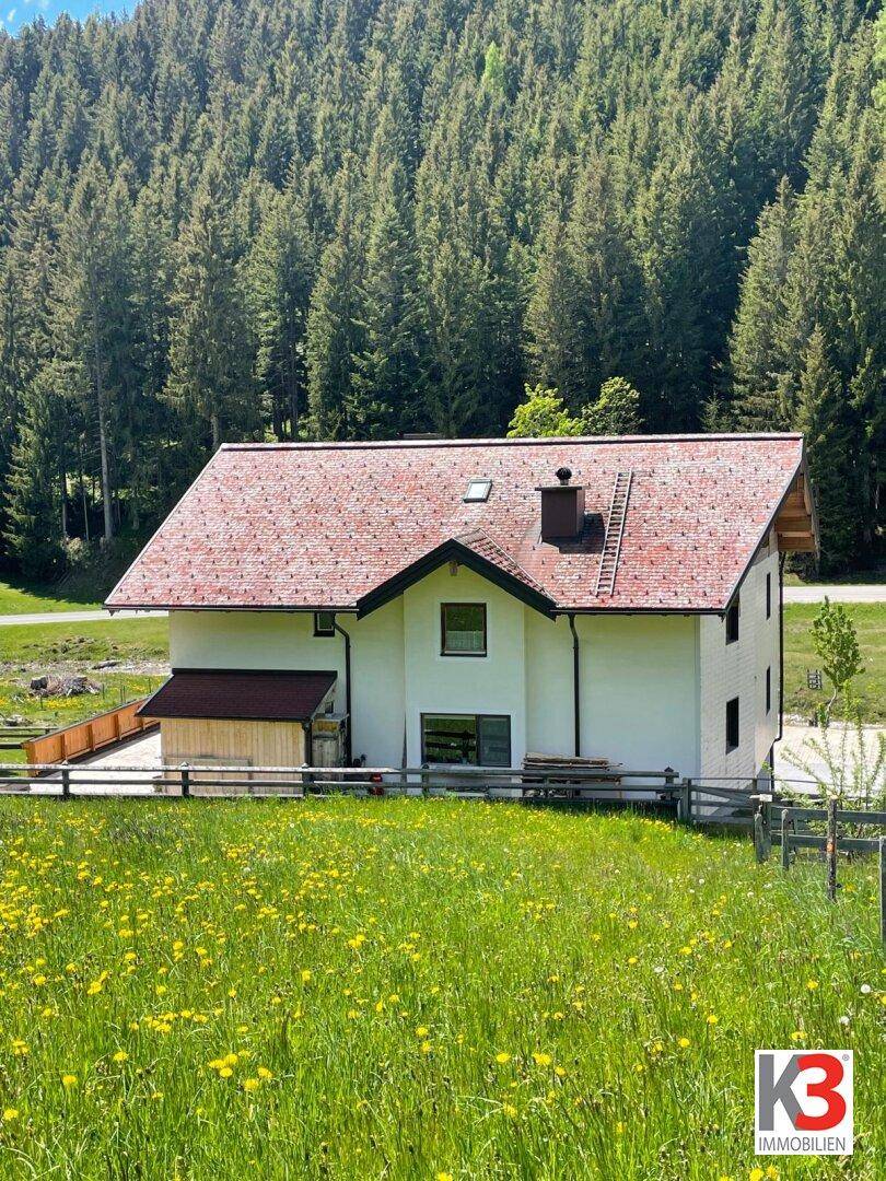Freistehendes Haus in ländlicher Umgebung, umgeben von Wiesen und Wäldern.