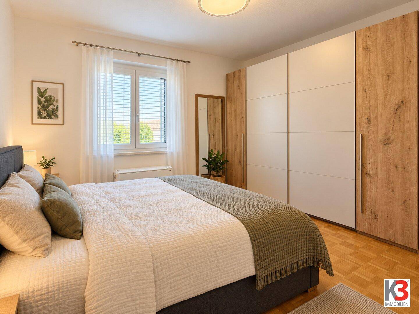 Gemütliches Schlafzimmer mit Doppelbett, großem Kleiderschrank und Parkettboden, hell durch Fenster.