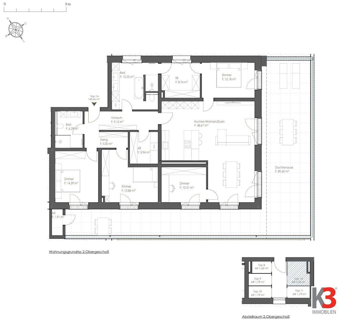 Grundriss einer Obergeschosswohnung mit drei Zimmern, offener Küche, Dachterrasse und Abstellraum.