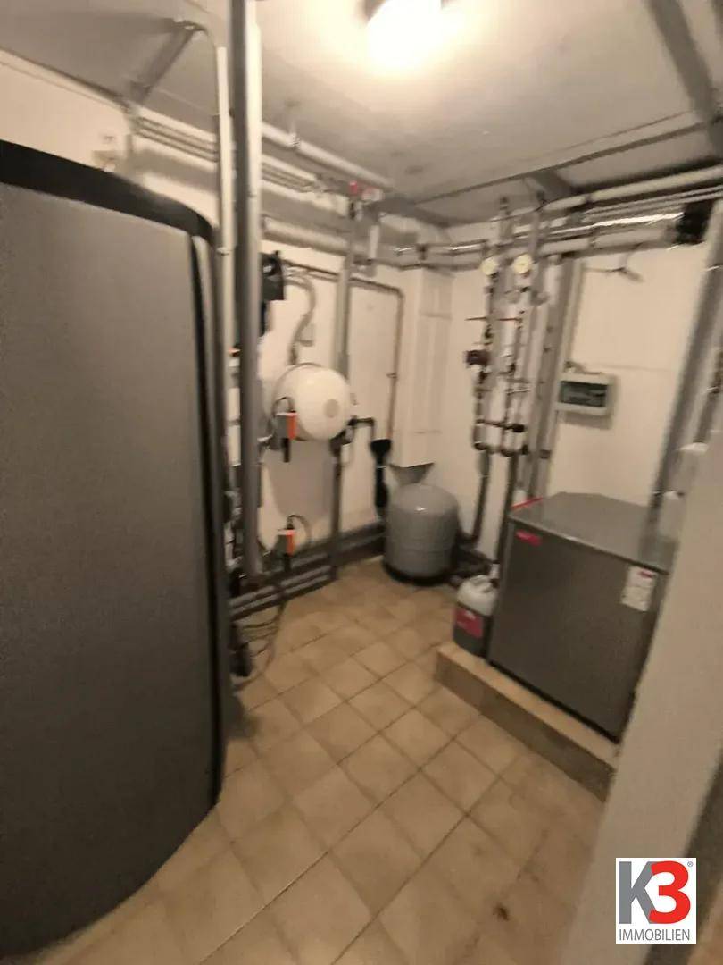 Heizungsraum mit verschiedenen Rohren, Leitungen und Heizungsanlagen.
