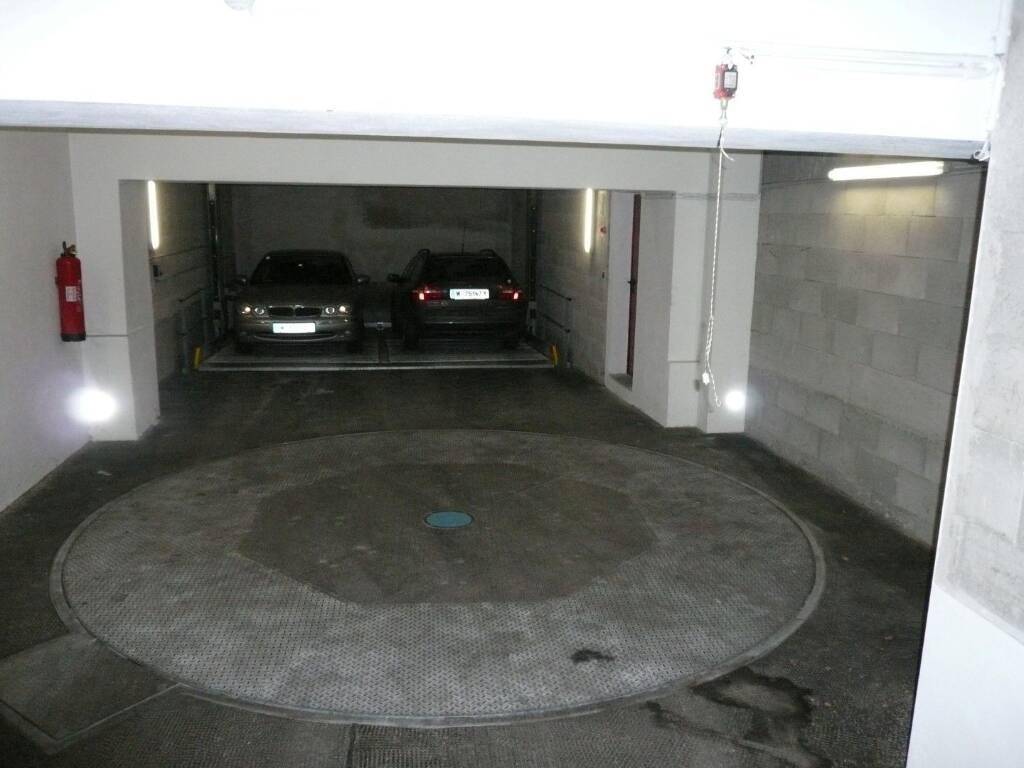 Tiefgarage mit zwei Parkplätzen und einer drehbaren Plattform für bequemes Manövrieren der Fahrzeuge.