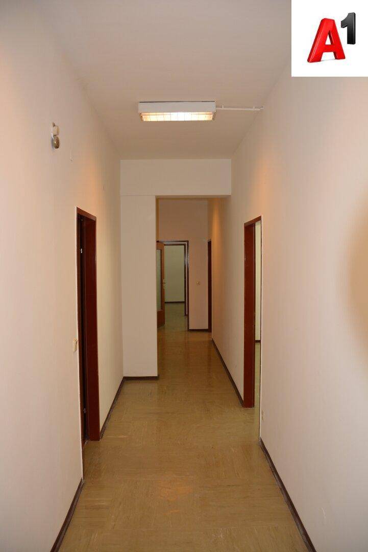 Gang Richtung Büro