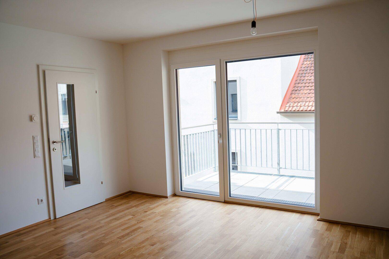 Wohnzimmer mit Zugang Balkon