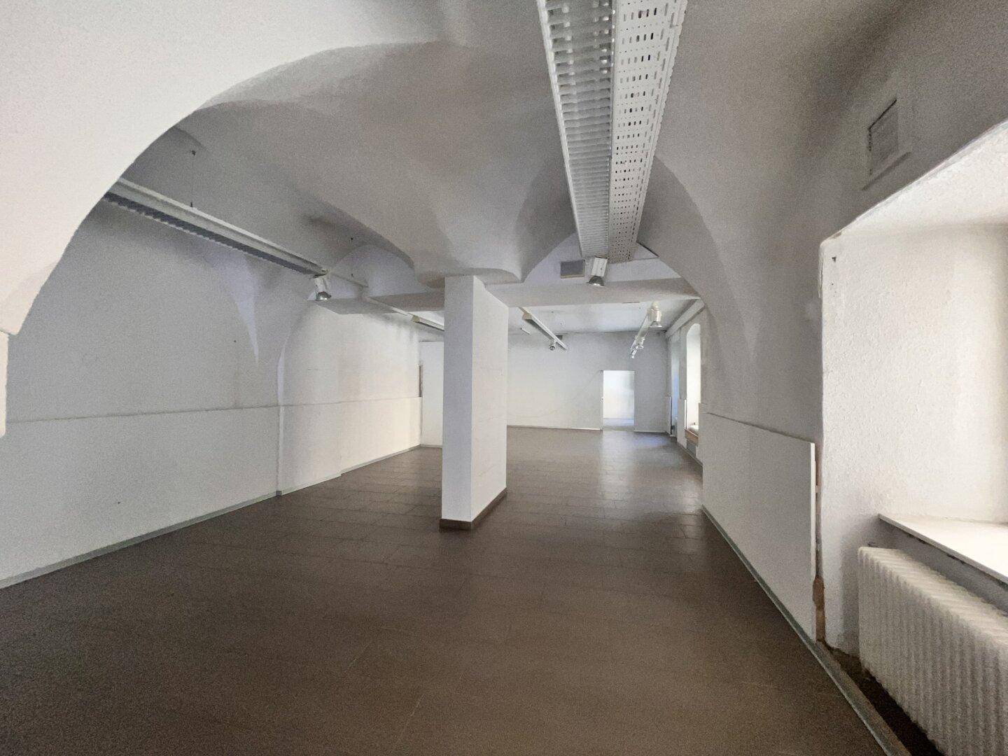 Heller Gewerberaum mit markanten Gewölbedecken und Säulen, der eine besondere Atmosphäre schafft.