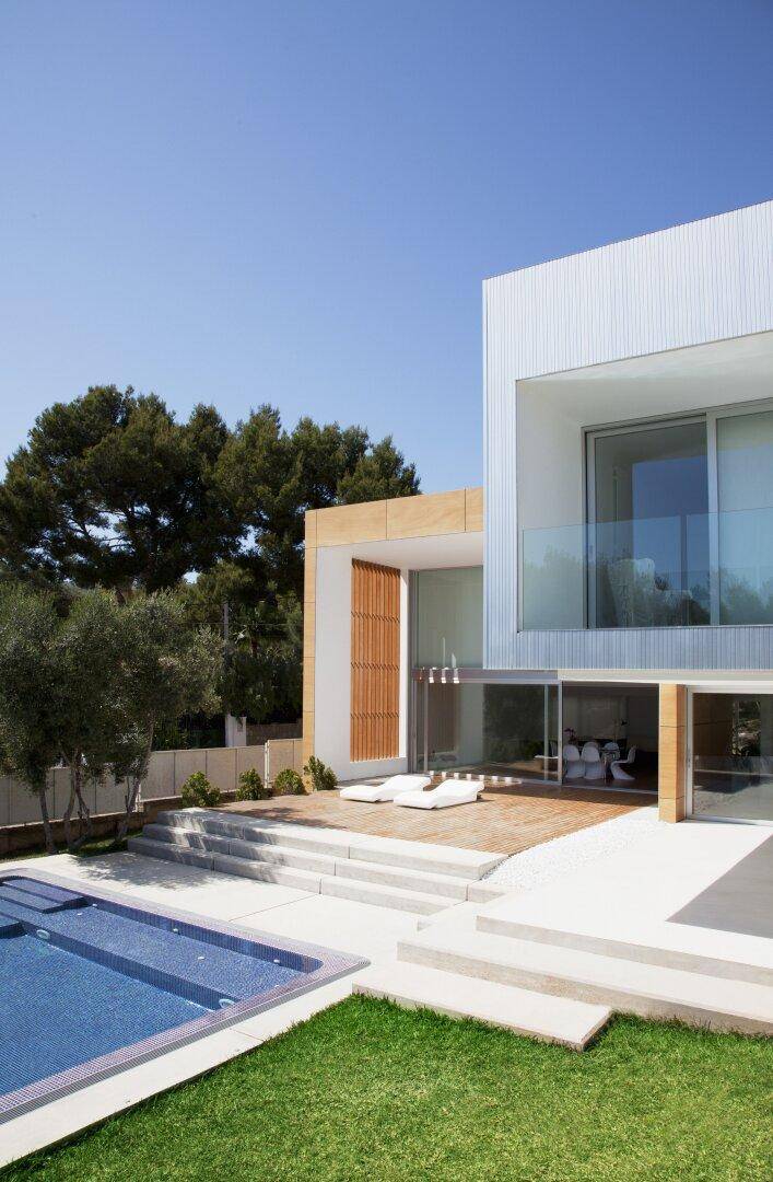 Architektonisch anspruchsvolles Haus mit Pool, Holzdeck und weitläufigem Gartenbereich.