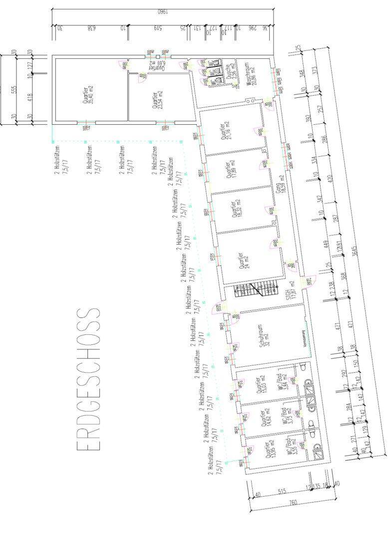 Grundriss des Erdgeschosses mit mehreren Wohneinheiten und Balkonzugang.