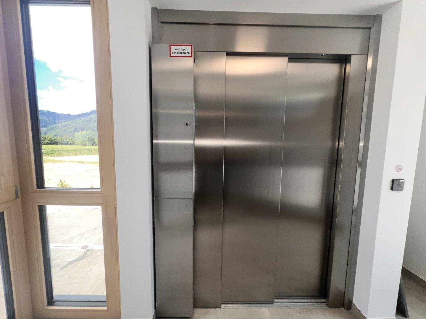 barrierefreier Zugang mit Lift
