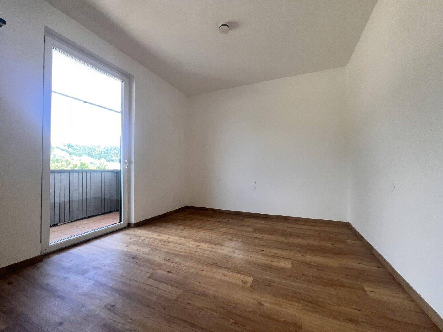 Kinderzimmer mit Ausgang auf Balkon