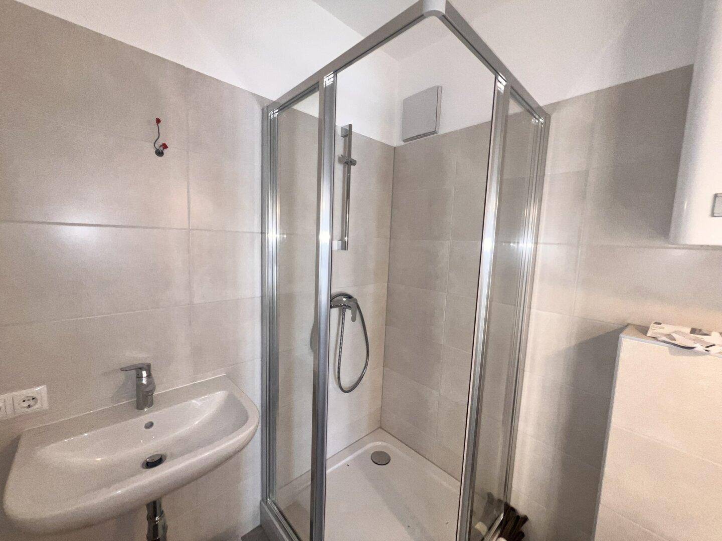Badezimmer mit WC und Dusche