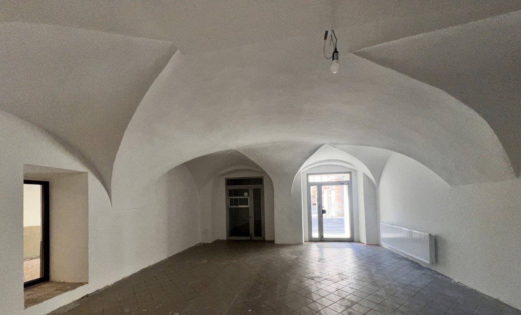 Geräumiger Innenraum mit beeindruckenden Gewölbedecken und Fliesenboden, bereit für den Ausbau.
