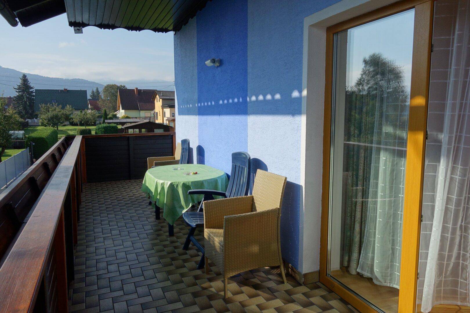 Geräumiger Balkon mit Gartenmöbeln und Blick auf die umliegende Landschaft.