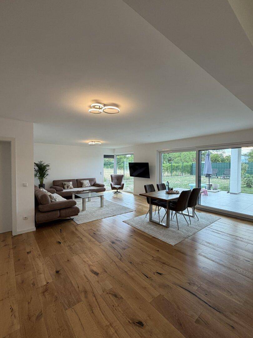 Wohn- Essbereich mit Terrassenansicht im Haus 2