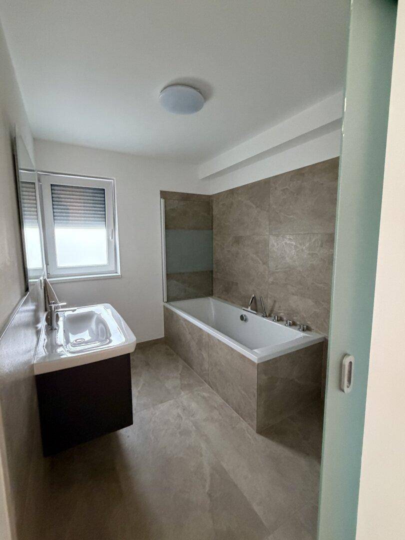 Badezimmer mit Badewanne im Haus 2